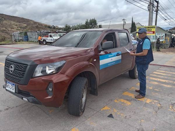 Un inspector del Tribunal Superior de Cuentas (TSC) hace el proceso de supervisión en la colonia Cerro Grande, en la capital, salida al departamento de Olancho.