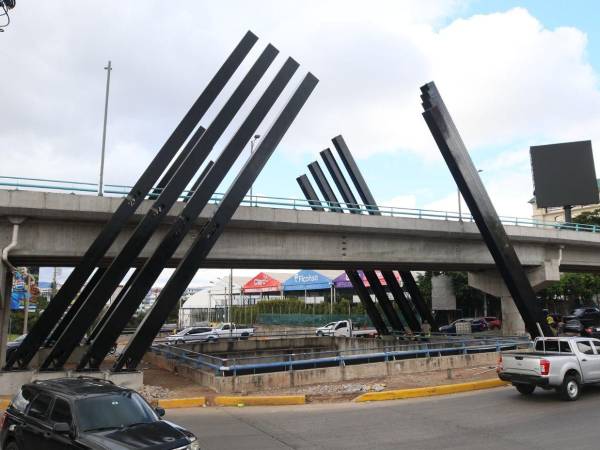 El nuevo ornamento metálico del puente Juan Pablo II provocó inconformidad a los capitalinos, quienes dudan de su sentido urbano y visual