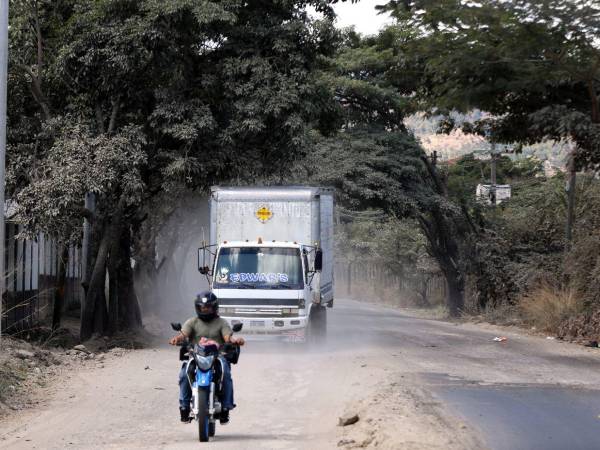 Pobladores de la aldea Mateo siguen a la espera de trabajos viales que mejoren la transitabilidad, tras meses de abandono por la administración anterior.
