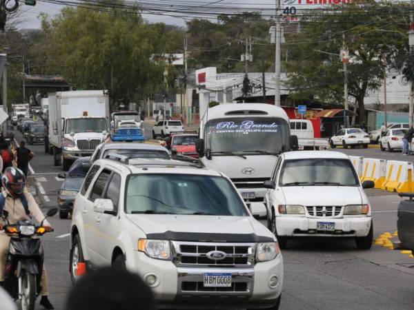 A ocho días de su reactivación, la rotonda implementada por la AMDC no ha logrado aliviar el congestionamiento en la salida al sur, donde circulan 42 mil vehículos.