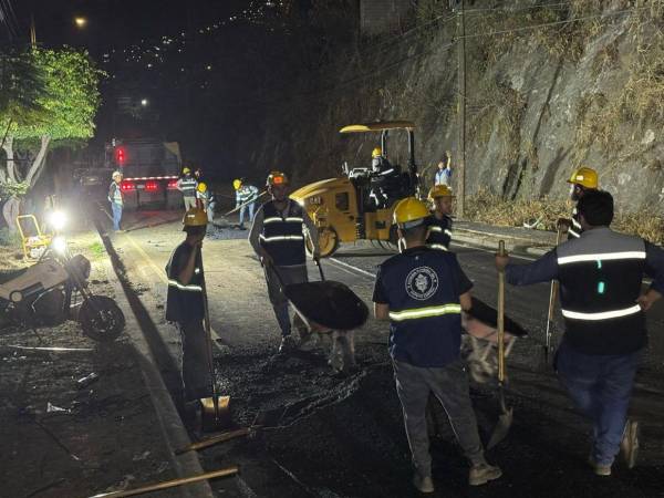 Desde las 9:00 de la noche, cuadrillas municipales reparan calles deterioradas en distintos barrios capitalinos para agilizar los trabajos y reducir molestias por tráfico. El bulevar Fuerzas Armadas también está siendo intervenido.