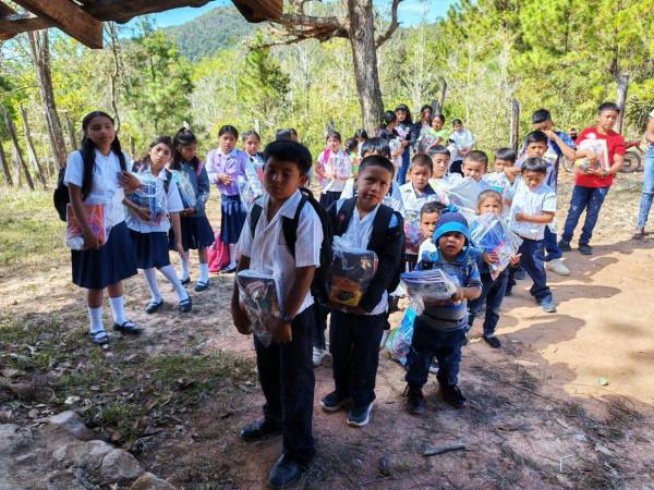 En medio de montañas y pinos, la escuela José Santos Guardiola recibió la visita de Maratón del Saber, que entregó cuadernos Quick a estudiantes de la comunidad La Chorrera.