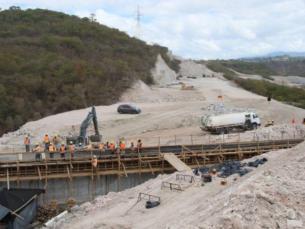 La construcción de la caja puente forma parte de los trabajos que avanzan en el proyecto vial de la zona sur de Tegucigalpa. El proyecto denominado Libramiento Anillo Periférico-CA-5 Sur contempla una inversión de 57.7 millones de dólares.