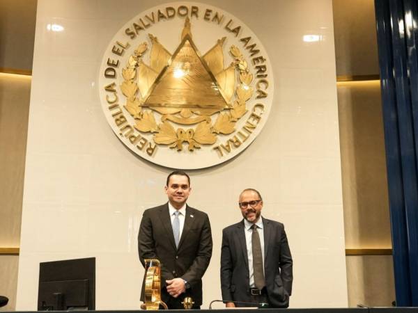 Tomás Zambrano, presidente del Congreso Nacional de Honduras y Ernesto Castro, presidente de la Asamblea Legislativa de El Salvador, en su encuentro formal.