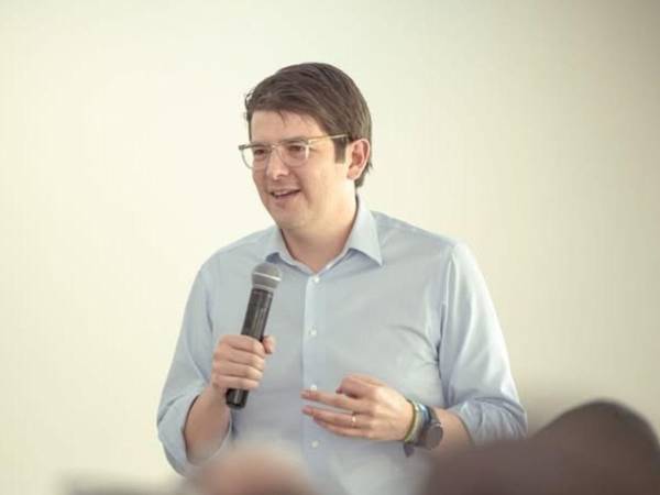 El senador colombiano fue operado en la cabeza y en la pierna, pero hasta el momento no hay una respuesta positiva.