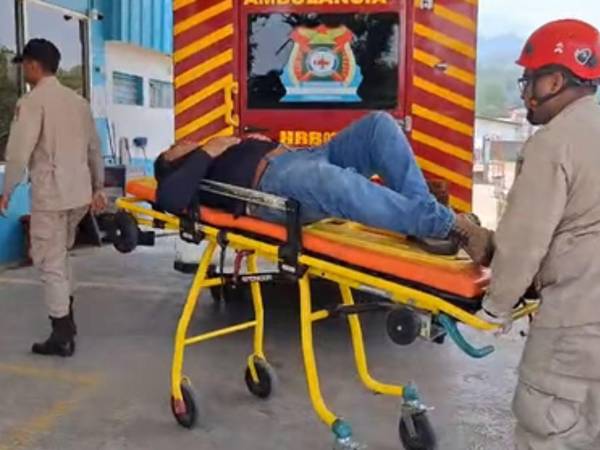 Tras la caída, el hombre sufrió lesiones que requirieron atención inmediata por parte de los equipos de emergencia.