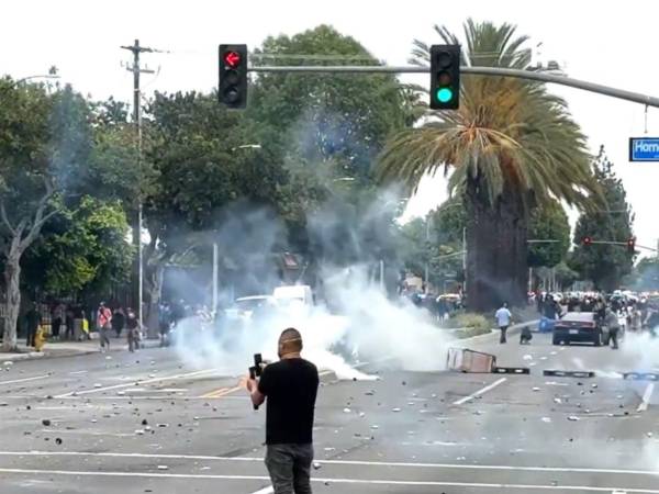 Al menos 3 redadas llevadas a cabo por el Servicio de Inmigración y Control de Aduanas (ICE) ha desatado una ola de protestas y enfrentamientos entre los agentes federales y manifestantes provocando una ola de caos, destrucción y detenidos en Los Ángeles, Estados Unidos.
