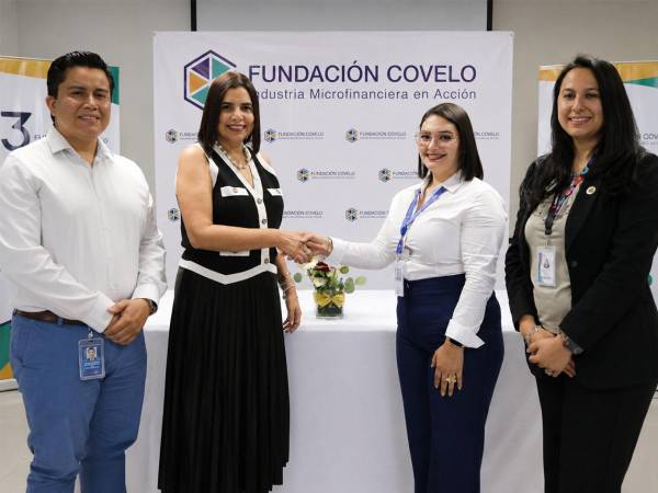 Representantes de Fundación Covelo y Tigo Business celebran la exitosa implementación de Amazon Web Services (AWS), una solución que fortalece la transformación digital de la institución.