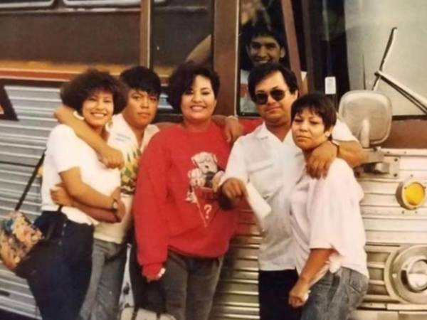 La música y el talento corre por la sangre de la familia Quintanilla, los padres de la famosa reina del TexMez, Selena. Aquí te contamos a qué se dedica cada uno de los integrantes de la famosa familia mexico-estadounidense.