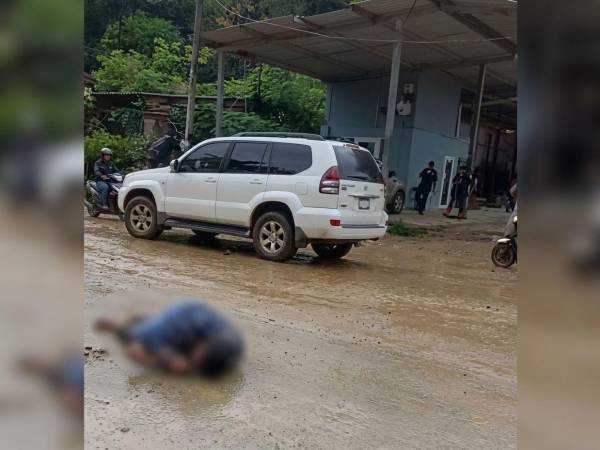 El cuerpo del hombre quedó tendido en medio de la calle.