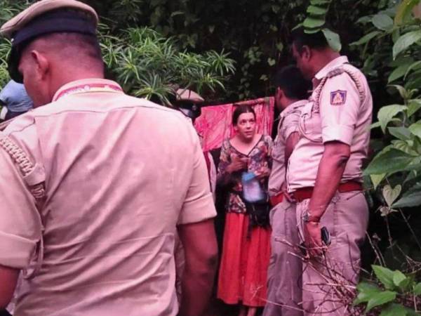Una mujer de nacionalidad rusa y sus dos hijas pequeñas fueron rescatadas por la policía tras ser descubiertas viviendo en una cueva en una remota colina del sur de la India.
