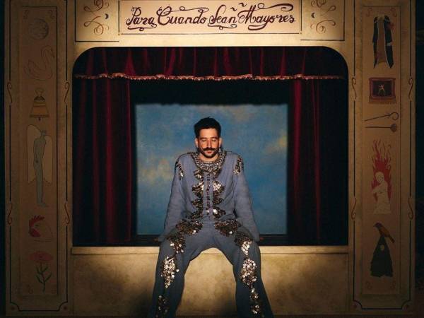Musicalmente, la producción se mueve principalmente en el pop, aunque incorpora ritmos y elementos de otros géneros para acompañar las historias de cada canción.