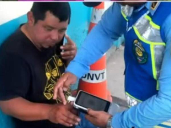 El hecho ocurrió la mañana del pasado domingo -15 de marzo- en el tramo carretero que atraviesa la aldea La Garroba, cuando el imputado presuntamente perdió el control del vehículo que conducía.