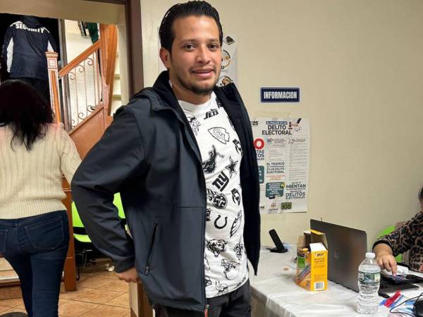 Carlos García ejerció el sufragio minutos antes del cierre en el centro de votación ubicado en Queens, Nueva York.
