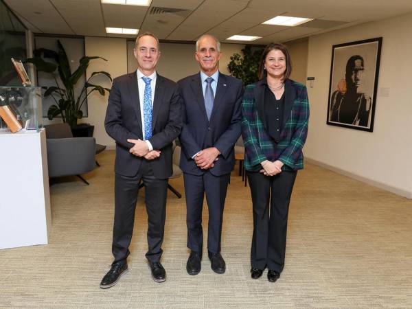 La visita ocurre días después de que el CNE confirmara su triunfo electoral, en medio de reclamos de la presidenta Xiomara Castro por un nuevo recuento.