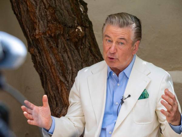 En el marco del rodaje de 'El sastre del rey' en Granada, Baldwin lamentó la desaparición de las películas de presupuesto medio y defendió la necesidad de tiempo para el proceso creativo.