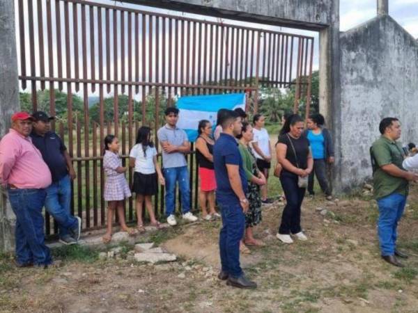 Hijos, nietos, sobrinos y la viuda de Juan Gómez, exdiputado asesinado en 2015, se tomaron el portón de acceso al cementerio y no dejarán que la alcaldía lo habilite al público, ya que el predio está en proceso de recuperación luego de la incautación.