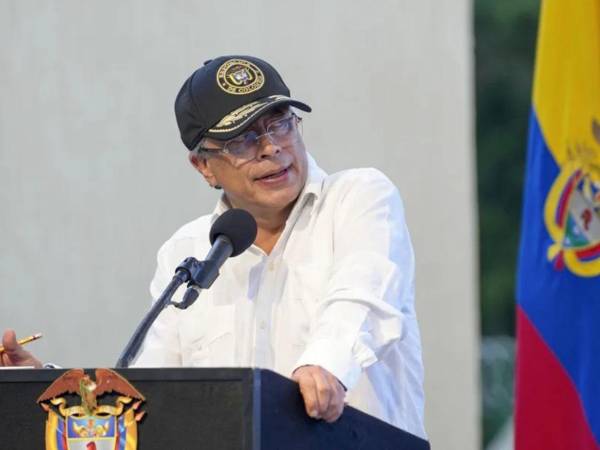 Petro plantea acción coordinada con Venezuela contra grupos armados.