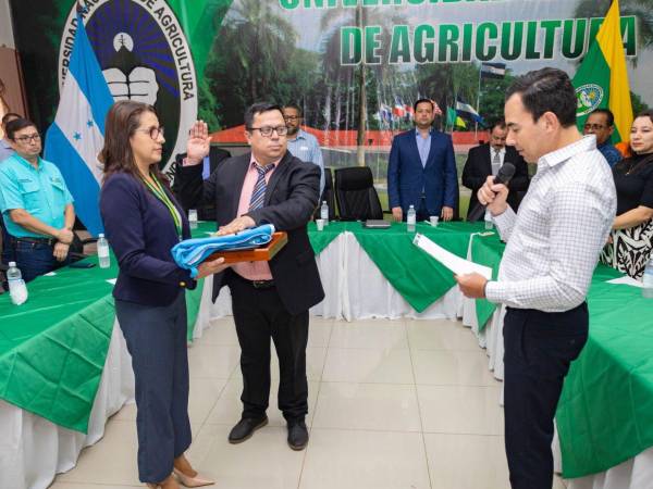 Javier López, presidente de la Comisión de Gestión, juramentó al nuevo rector de la Unag.