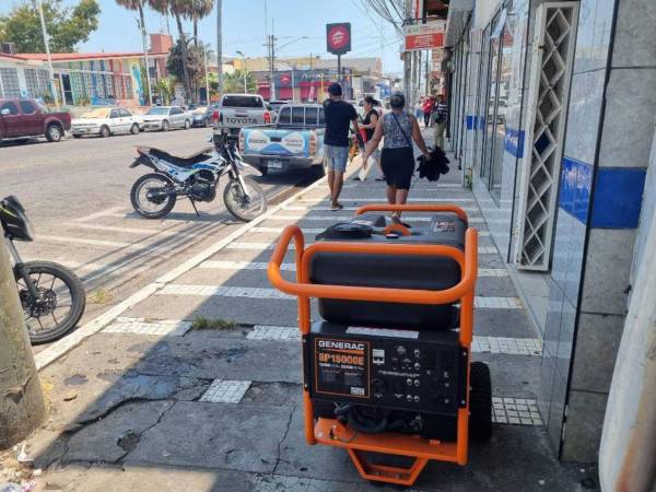 La mayoría de los negocios usa estos generadores para mantener la energía en sus locales.