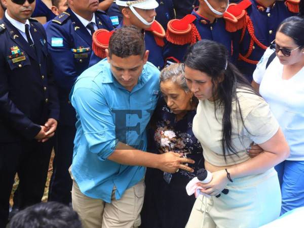 La partida de este mundo del inspector de la Policía Nacional, Kevin Pérez, deja un enorme vacío en su familia, compañeros, amigos y en la comunidad de Santa Bárbara. Más detalles a continuación.