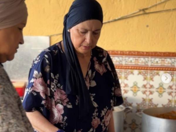 En la puerta de la casa de Sabah, en Los Rosales, una de las barriadas de la periferia de la ciudad española norteafricana de Ceuta, los migrantes empiezan a llegar hasta dos horas antes de que se reparta la comida, apretándose pegados a la pared para resguardarse en la única franja de sombra que hay en toda la calle.
