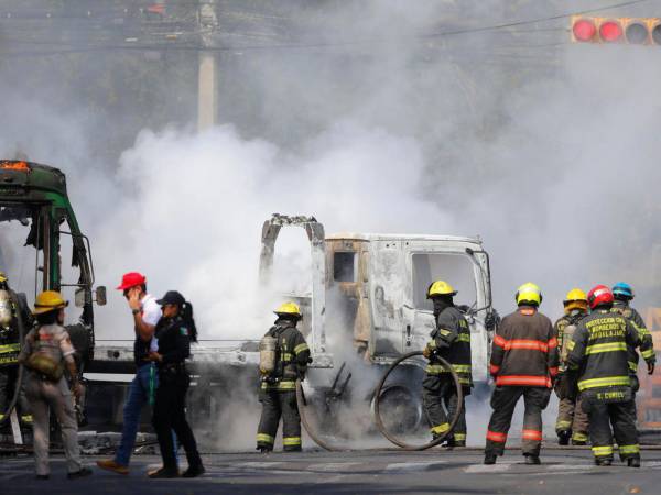 Carros incendiados y caos generalizado se vive en Jalisco durante un operativo en el que falleció el líder del Cartel Jalisco Nueva Generación, alias El Mencho. Aquí todos los detalles.