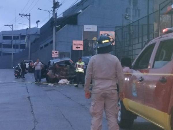 El percance ocurrió cuando dos automotores colisionaron de manera violenta, provocando que algunos ocupantes quedaran atrapados en el interior de las unidades.