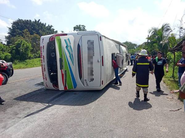 Los heridos tuvieron que ser auxiliados, pues habían quedado atrapados dentro de la unidad.