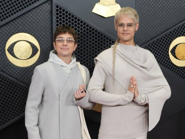 Los cantantes argentinos Ca7riel &amp; Paco Amoroso posan en la alfombra roja de la 68º edición de los premios Grammy este domingo, en Los Ángeles.