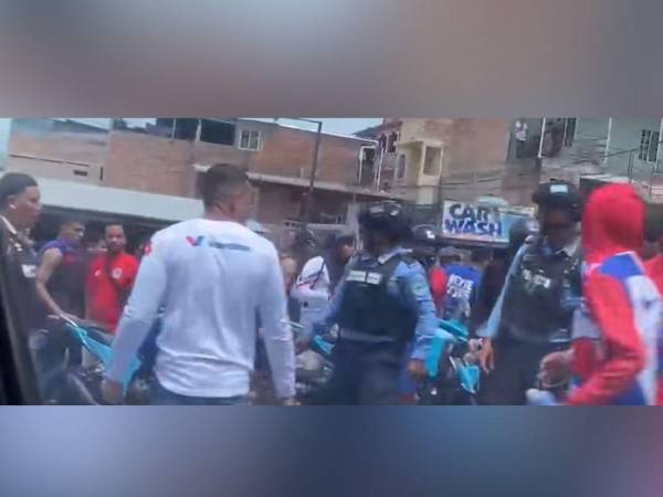 Personas que circulaban por la colonia El Carrizal tomaron videos del altercado entre aficionados del Olimpia y policías.