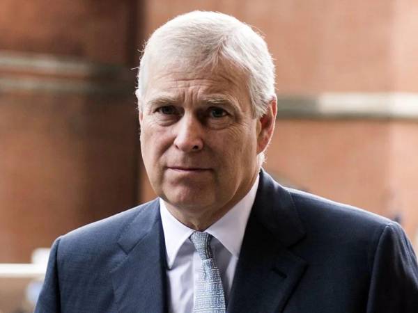 Con el consentimiento de Su Majestad, considero que debo dar un paso más. Por lo tanto, ya no usaré mi título ni los honores que me han sido conferidos, agregó.