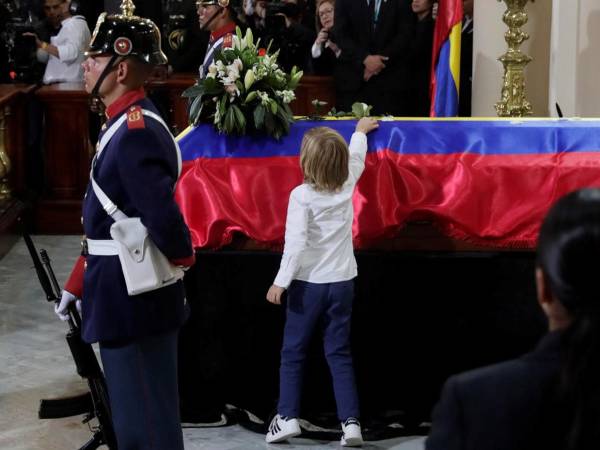 En la misa del funeral de Miguel Uribe Turbay, su hijo Alejandro, de 4 años, conmovió al acercarse sonriente al féretro cubierto con la bandera de Colombia para dejar una rosa blanca, escoltado por soldados del Batallón Guardia Presidencial. Aquí el emotivo momento que circula en redes sociales.