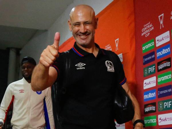 Eduardo Espinel, entrenador de Olimpia, calentó la previa de la semifinal contra Cartaginés y respondió a quienes cuestionan al equipo tras la eliminación del torneo anterior.