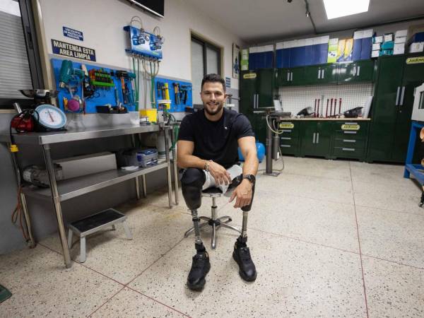 Un taller dedicado a la fabricación de prótesis en Caracas se prepara para atender a los amputados que dejó el doble terremoto en Venezuela, y para ello ha establecido una alianza con un grupo de fundaciones que busca captar y financiar a la mayor cantidad de estos pacientes.