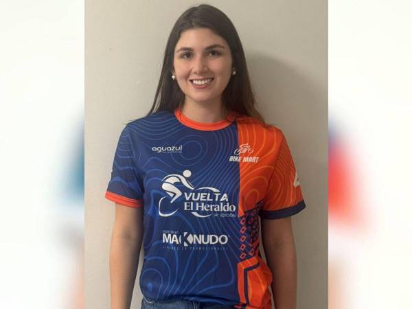Michelle Villela luciendo la camiseta que se utilizará en la nueva edición de la Vuelta Ciclística.