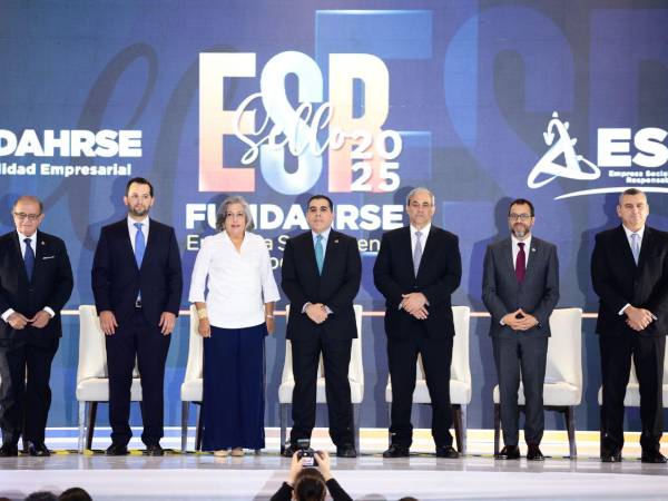 Alberto Díaz Lobo, Miguel Medina, Anabel Gallardo, Mario R. Faraj, Karim Qubain, Alejandro Álvarez y Figmy Farid Kattum.