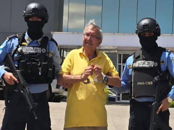 El detenido es Roberto Andino Urbina , de 74 años de edad, licenciado en Biología.