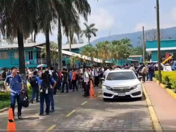 El Centro Técnico Hondureño Alemán se mantienen tomado por los alumnos y padres de familia luego que se suspendiera al director del instituto.