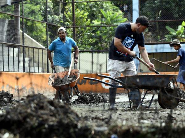 Elementos de la Policía Militar, de la Alcaldía Municipal y los vecinos trabajaban este domingo en limpiar escombros en Río Abajo.