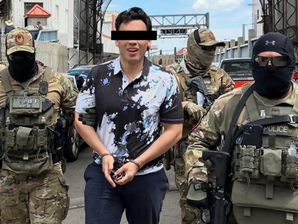 El boxeador mexicano Julio César Chávez Jr. custodiado por autoridades de Estados Unidos.