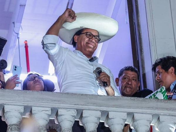 Al conocer estos resultados, Sánchez salió a un balcón de la emblemática Plaza San Martín