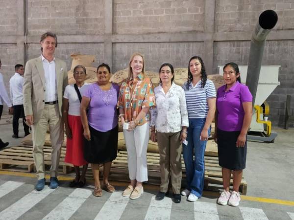 En el evento participó la primera dama, Lissette del Cid de Asfura al tiempo que se les dotó de 15 secadoras solares de café tipo domo.