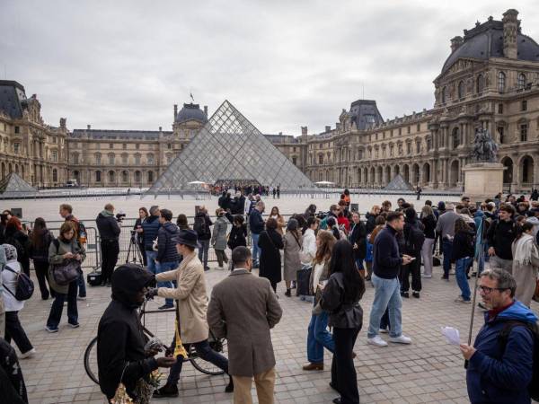 El acceso al Museo del Louvre estaba bloqueado este lunes por miembros de la Escuela del Louvre y otros colectivos estudiantiles, secundados por sindicatos, en apoyo al movimiento de los estudiantes de secundaria y para denunciar la represión policial de las protestas.