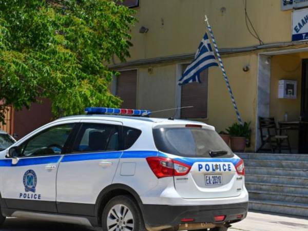 El detenido confesó haber ocultado el fallecimiento de su padre (a los 90 años) para cobrar su pensión y la de su madre, que había fallecido antes, y cuyo padre era el beneficiario, informó Skai.