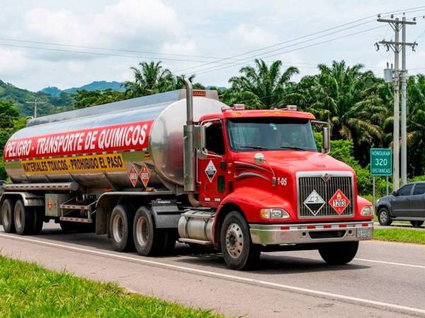 El IHTT anunció que junto a Vialidad reforzará controles y endurecerá la supervisión sobre empresas que transportan químicos potentes. Trasladan sustancias peligrosas como gases inflamables, químicos corrosivos, ácidos, tóxicos o explosivos sin controles estrictos de seguridad. Foto de un camión bien rotulado.