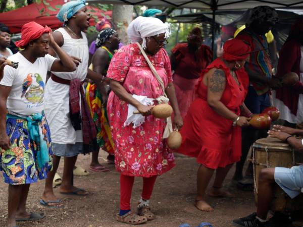 La coordinadora de la Organización Fraternal Negra Hondureña (Ofraneh), Miriam Miranda, participa en un baile tradicional de su cultura en un campamento instalado frente a la sede de la Corte Suprema de Justicia.