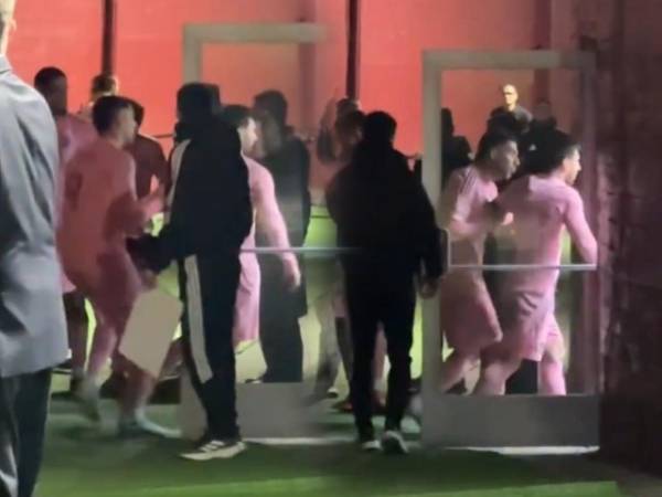 Lionel Messi salió molesto y se fue a encarar a los árbitros, Suáres logró llevárselo.