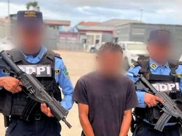 Ahora, el detenido enfrenta acusaciones por lesiones agravadas contra la menor y portación ilegal de armas.