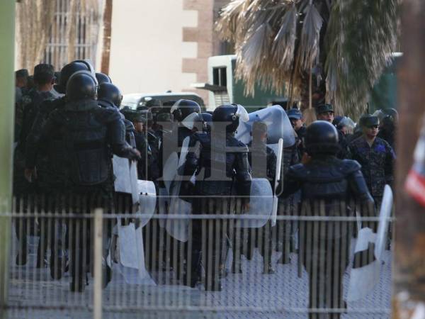 Fuerte despliegue de la Policía Militar se registra en los alrededores del Congreso Nacional minutos antes del inicio de la sesión legislativa. Así lucen los alrededores del hemiciclo.